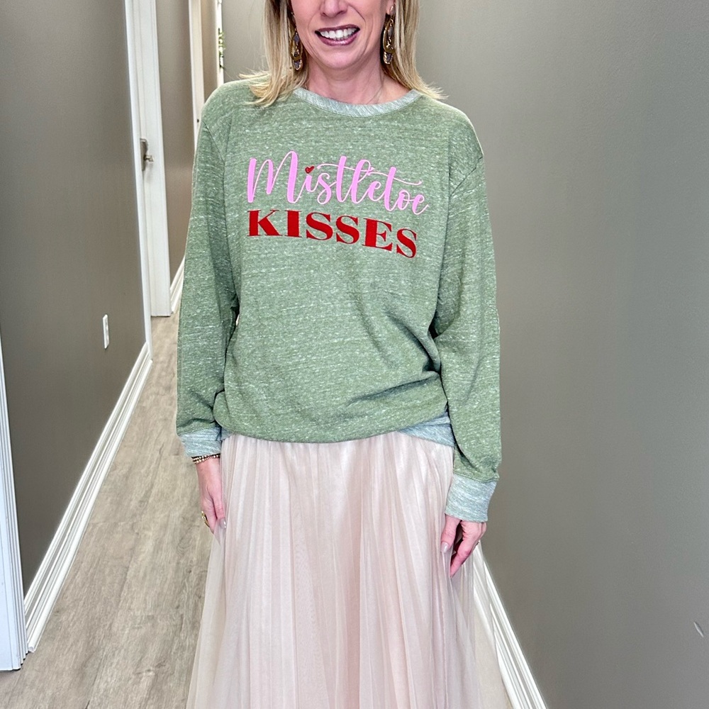 Green 'Mistletoe Kisses' Long Sleeve Holiday Tee Size Large